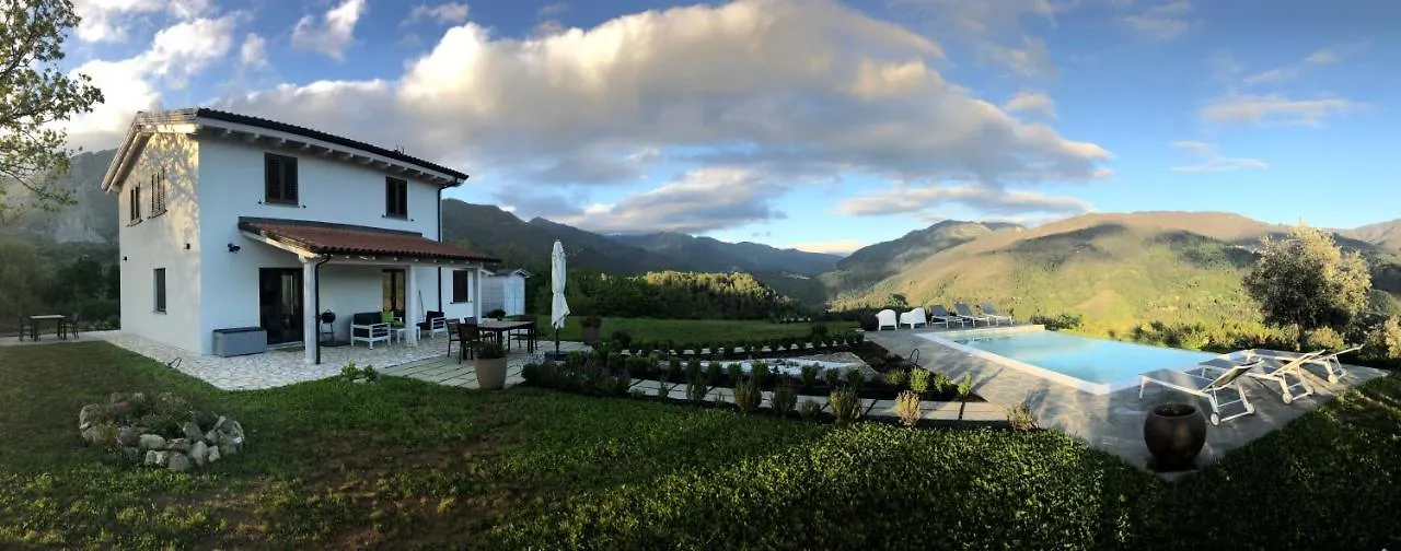 360 Views, Private Infinity Pool, Pisa, Lucca, Florence, Large Garden Casabasciana Italy